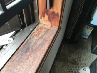 浸水により吸水した木枠